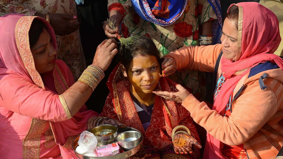 Třináct žen a dívek se utopilo ve studni na indické svatbě